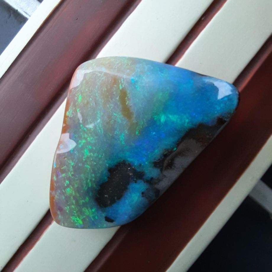 Ein Opal auf einem braun-weißen Untergrund