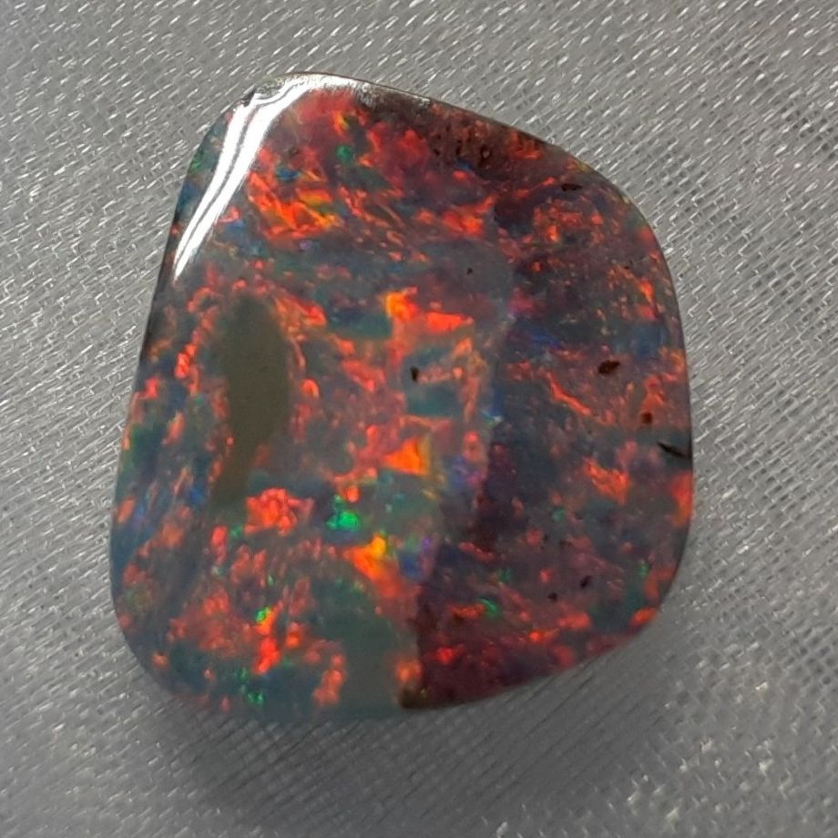 Ein rot-orangener Opal