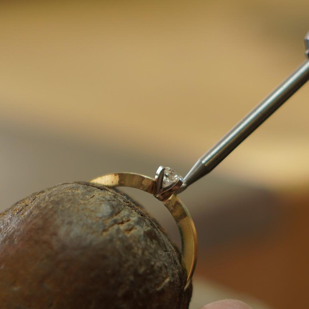 Der Prozess des Steinefassens bei einem Ring mit Krappenfassung