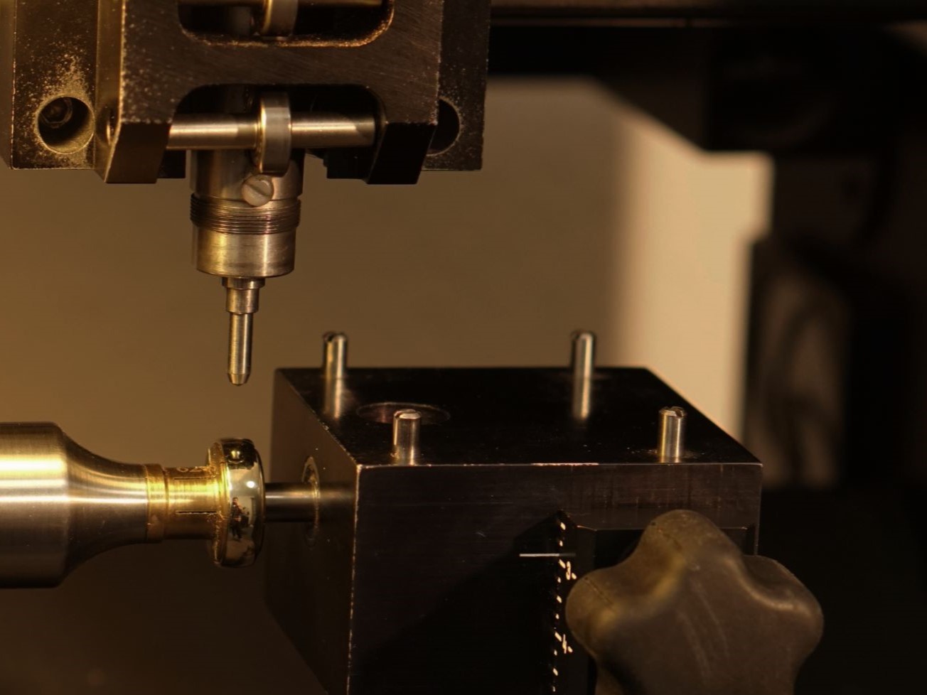 Eine Gravurmaschine beim Erstellen einer Ringoberfläche