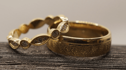 Ein Navette-Kügelchen-Ring sowie ein Partnerring mit besonderer Oberfläche.