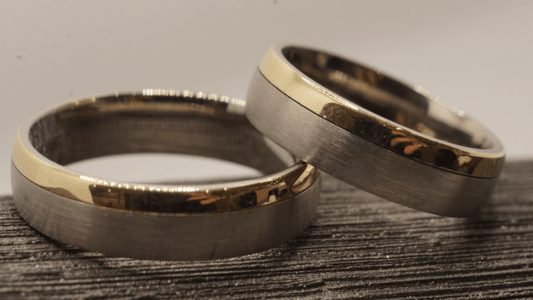 Ein zweifarbiges, modern anmutendes Ringpärchen.