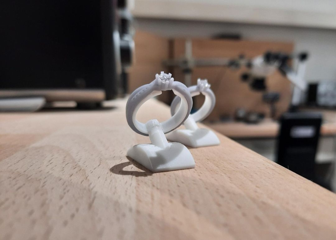 Ein 3D-Druck mit Stein, eine Fasserwerkstatt im Hintergrund