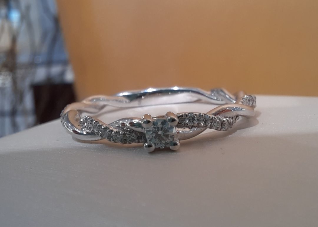 Ein gedrehter Ring mit Steinen