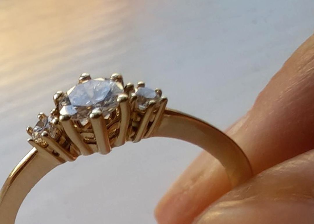 Ein Verlobungsring in einer Hand