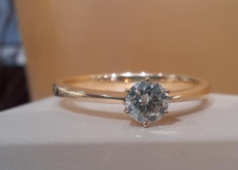 Ein Solitär-Stein in Sechser-Krappenfassung